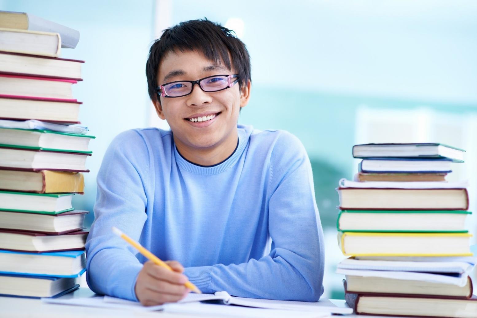 Arbeitsumgebung mit Finanzplanung und Dokumenten